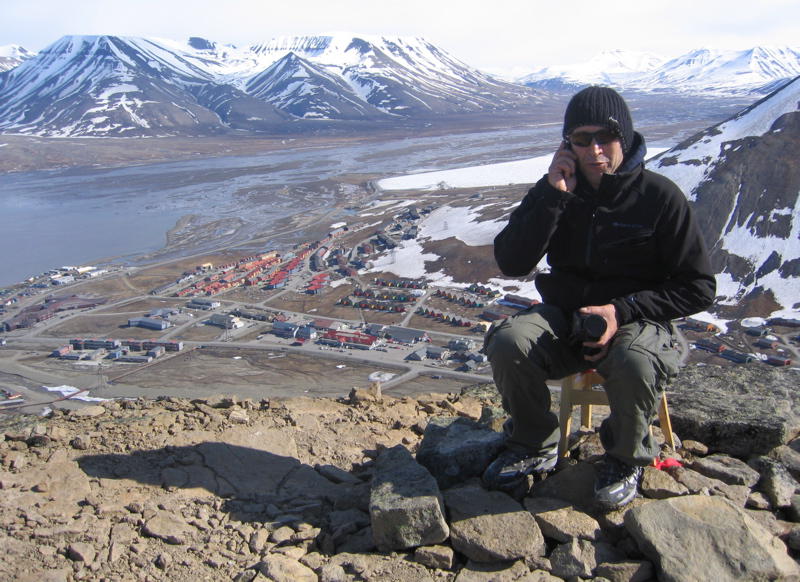 Der 'Stuhl der Freundschaft'. Im Hintergrund der Adventfjord